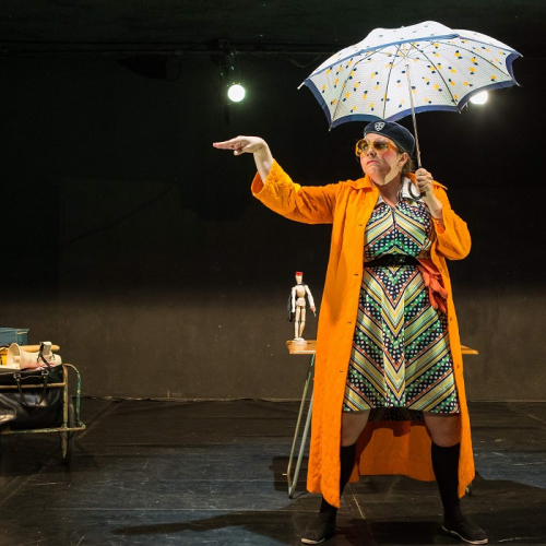 Heureuse qui comme Armelle - Cie Gorgomar : Une comédienne sur scène avec un parapluie