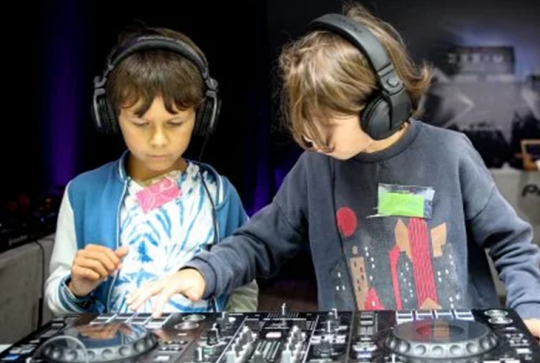 Mini Rock en Seine : enfants aux platines