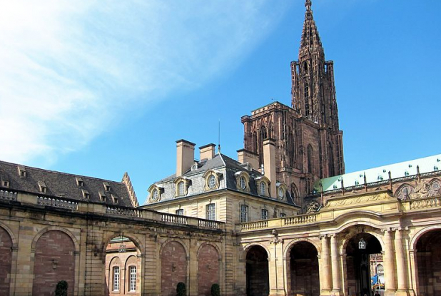 Vue sur la cathédrale depuis la cour du palais Rohan