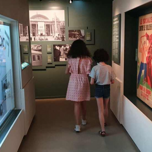 Musée de la Libération : Deux petites filles visitent
