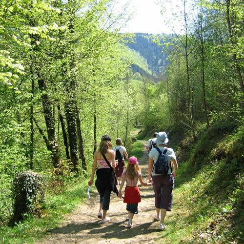 Famille en balade autour de Lyon en été