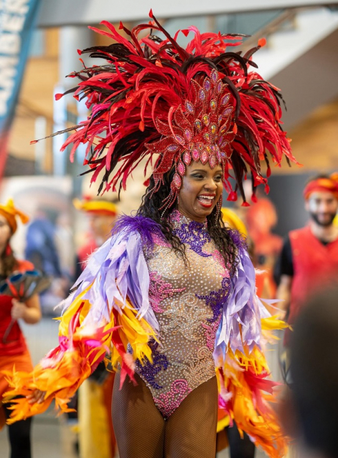 Salon des Voyages : Une femme qui porte un costume de carnaval