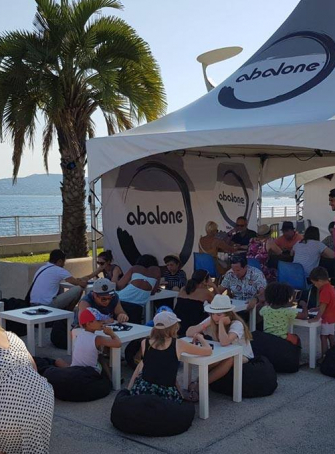 Un village ludique sur le bord de mer