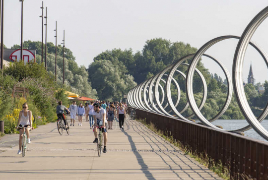 Tour d'île de Nantes à vélo : le quai des Antilles