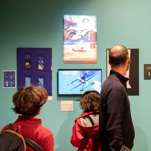 Journées du Patrimoine pendant les Journées du Patrimoine : Des enfants regardent une exposition