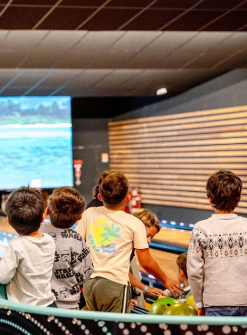 Bowling Cannes Warm Up : Des enfants jouent au bowling