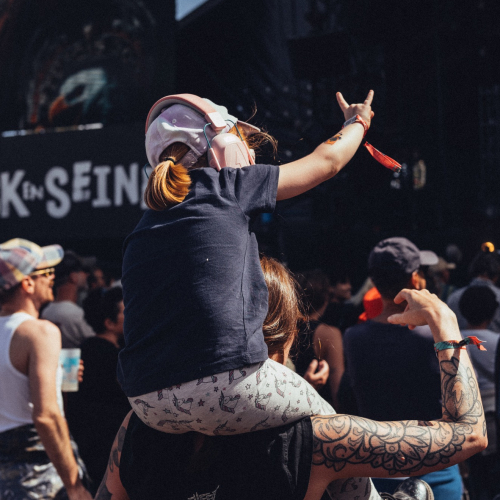 Rock en Seine 2025 : un enfant sur les épaules de sa mère