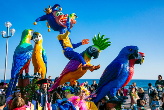 Char devant la mer pour le Carnaval de Nice 2019