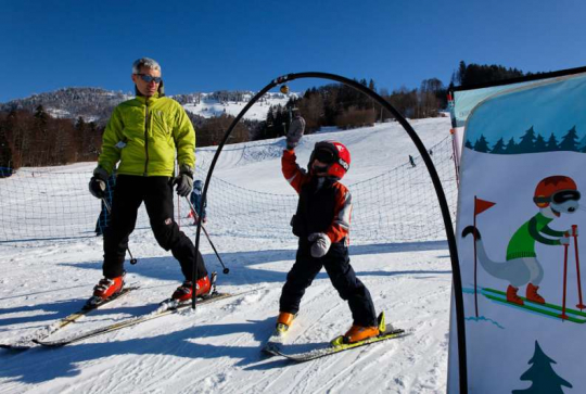 5 raisons de découvrir les Alpes du Léman cet hiver 2025-26 - enfant sous arche