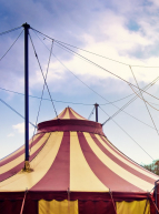 Cirque de France Dubois : Toit d'un chapiteau de cirque rouge et jaune