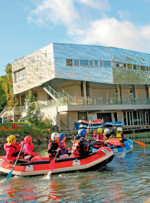 Base nautique des Eaux vives à Saint-Laurent-Blangy : Enfants dans une embarcation gonflable sur l'eau