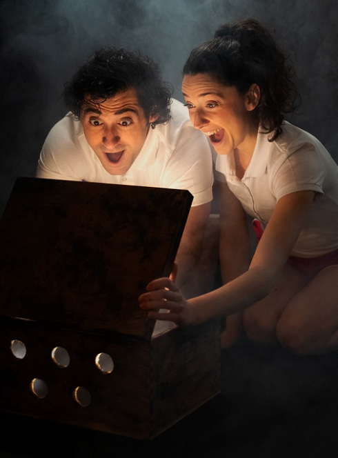 Les cinq anneaux perdus : Camille et Charlie ouvrent une boîte lumineuse