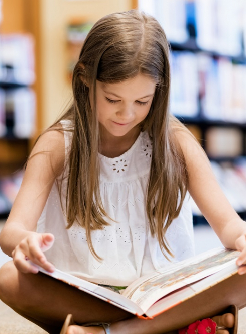 Biblis en folie à Toulouse : fillette avec un livre