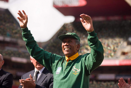 Invictus : Mandela salue la foule