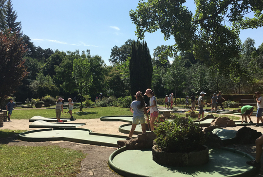 Enfants jouant au mini-golf du Parc de la Tête d'Or
