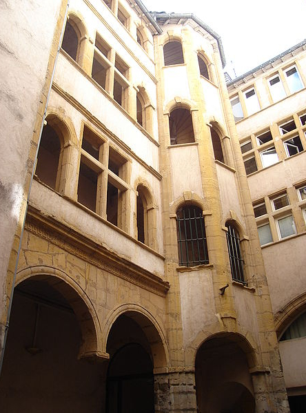 Vue en contre-plongée sur une traboule du Vieux-Lyon