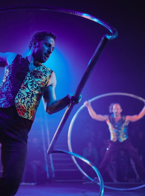 I Love You Two - Circus I love you : Acrobates dans des cerceaux