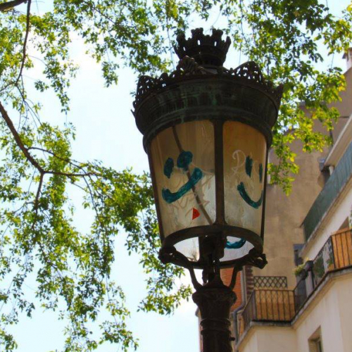 Sur le pavé la plume