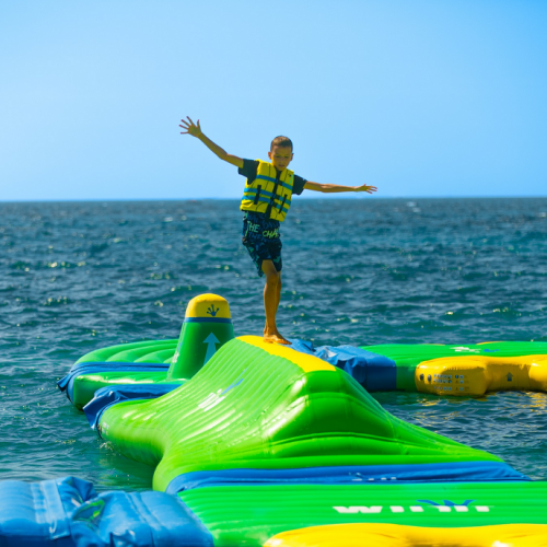 Parc Aquatique Gonflable Digue Sud à St-Laurent-du-Var : Petit garçon en équilibre sur une structure gonflable