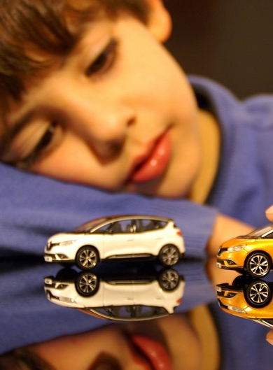 L'Atelier Renault : un garçon et des voitures