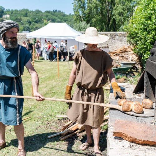 Reconstitution expérimentale d'une boulangerie pompéienne, deux personnes préparant du pain
