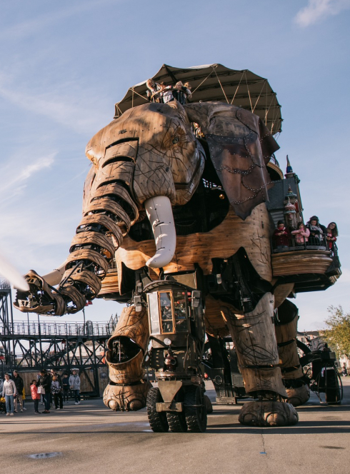 Les Machines de l'île de Nantes : l'éléphant arrose des enfants