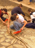 Journées Européennes du Patrimoine : Enfants qui participent à un atelier achéologie