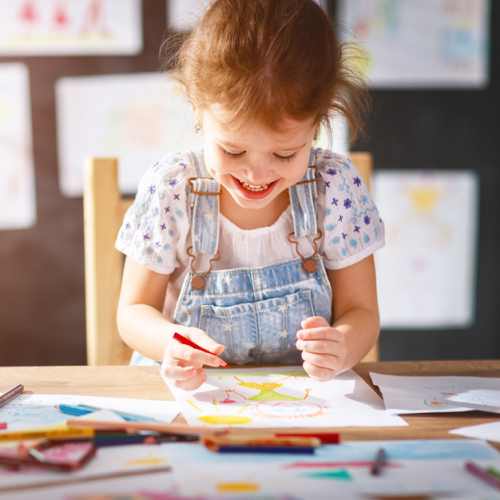 Des coloriages originaux pour les enfants : petite fille qui colorie