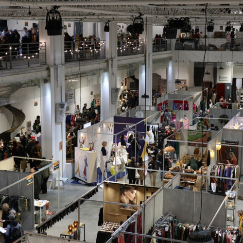 ID d'ART : Salon avec les exposants et les visiteurs