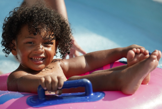Aquasplash : Petit garçon dans une bouée