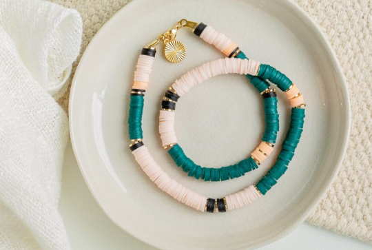 Bricolages fête des grands-mères : collier en perles turquoise et or