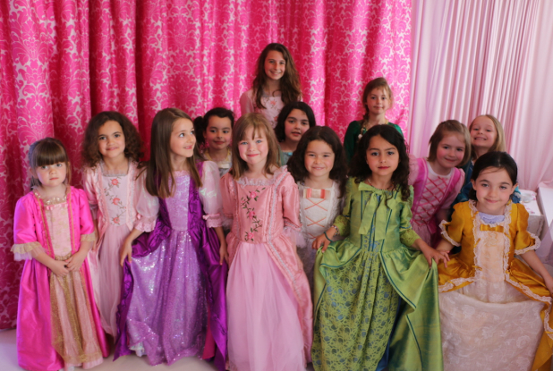 queenie in powerland : les filles posent avec leur robe