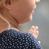 Festival d'Ambronay : Une petite fille applaudit