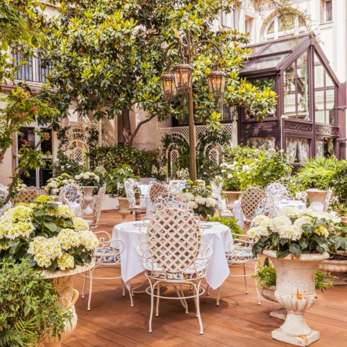 Cour du Renaissance Paris Nobel