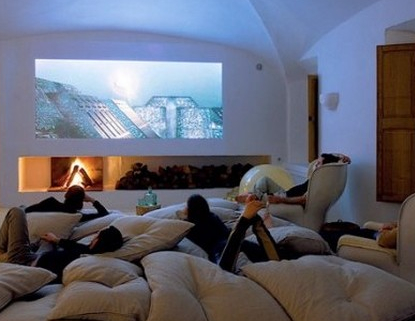 Séance de cinéma à la maison avec un vidéoprojecteur