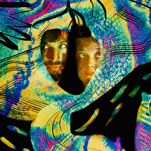 Anatopies : Les têtes d'un homme et d'une femme au milieu d'un écran lumineux