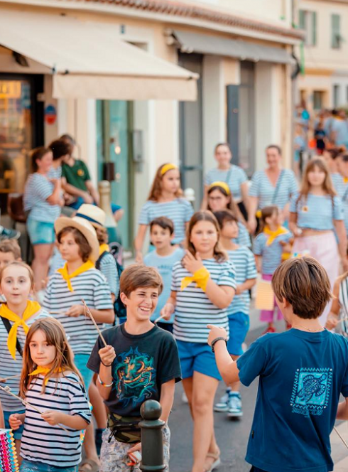 Fête de la Saint-Jean  : Des enfants défilent dans la rue