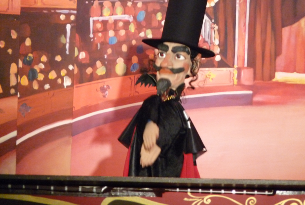 Une marionnette sur la piste du Cirque Plein d'Air