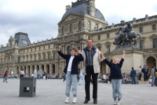 Famille devant Musée du Louvre