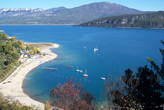 Lac de Sainte-Croix : vue sur montagne