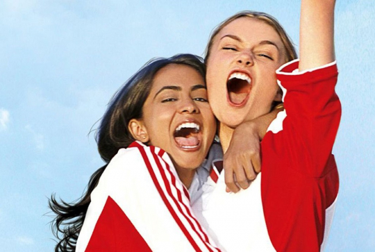 Joue-la comme Beckham : : Deux footballeuses fêtent la victoire