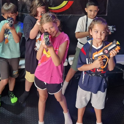 Lasergame Land : Des enfants prennent la pose avec leurs armes innofensives