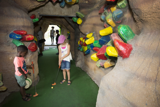Des parcours colorés à Adventure Golf
