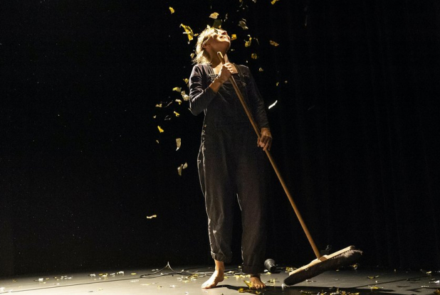 DING. - Die Theater Chemnitz : des paillettes et un balais