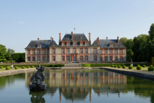 Château de Breteuil : Vue sur le château et le miroir d'eau