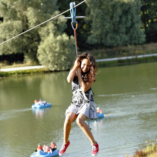 Parc de Loisirs et Nature de la Porte du Hainaut : Petite fille sur un tyrolienne
