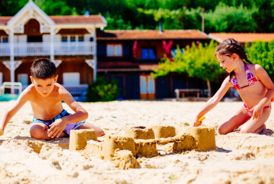 Cap-Ferret : enfants jouent sur la plage
