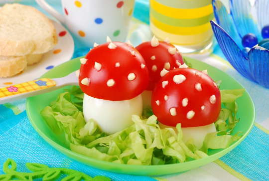Les salades qu'adorent les enfants : Des petits champignons en œufs et tomates