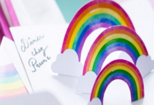 Carte pop-up invitation arc-en-ciel