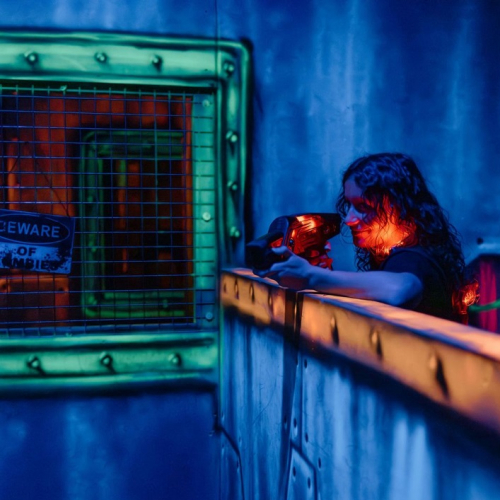 Battle Laser : Une jeune fille vise avec son pistolet laser